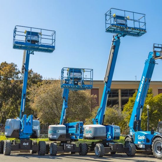 free-photo-of-blue-aerial-lift-and-forklift-trucks